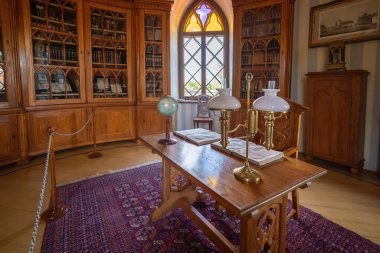 Cesis, Letonya - 21 Temmuz 2019: Cesis Yeni Kalesi Lademaher Kulesi 'ndeki Kont Sievers Kütüphanesi - Cesis, Letonya