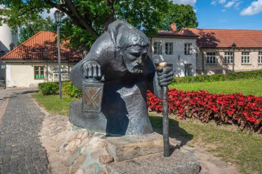 Cesis, Letonya - 21 Temmuz 2019: Matthias Janson tarafından yaratılan Yüzyıllar Boyunca adlandırılan Eski Zaman Adam Heykeli, 2005 - Cesis, Letonya