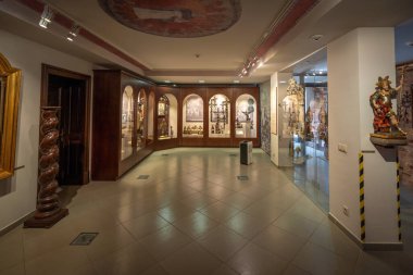 Trakai, Litvanya - 24 Temmuz 2019: Eski Dominik Manastırında Edebiyat Sanatları Sergisi - Trakai, Litvanya