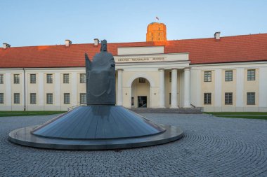 Vilnius, Litvanya - 23 Haziran 2019: Litvanya Ulusal Müzesi ve Gediminas Kalesi Kulesi önündeki Kral Mindaugas Anıtı