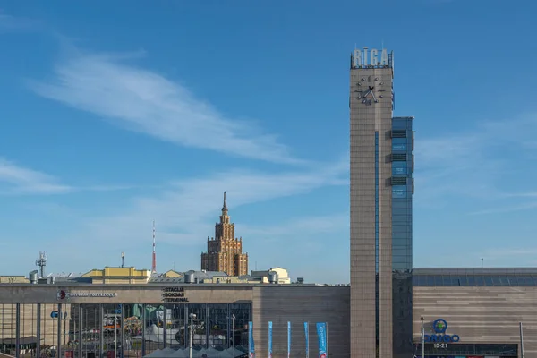Riga Lettland Juli 2019 Uhrenturm Hauptbahnhof Und Lettische Akademie Der — Stockfoto