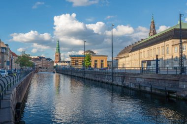 Kopenhag Kanalı Skyline ve Nikolaj Kunsthal Kulesi - Kopenhag, Danimarka