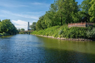 Kungsparken parkının arka planında Turning Torso binası var - Malmö, İsveç