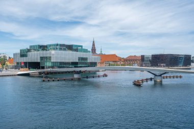 Kopenhag, Danimarka - 24 Haziran 2019: Danimarka Mimarlık Merkezi ve Lille Langebro Köprüsü - Kopenhag İç Liman Kanalı Skyline