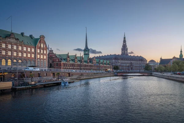 코펜하겐 일몰에 Borsen과 Christianborg와 스카이 라인과 Slotsholmen 코펜하겐 덴마크 — 스톡 사진
