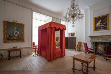 Elsinore, Danimarka - 27 Haziran 2019 Kronborg Şatosu 'nun Frederik V Apartmanında yatak odası - Helsingor, Danimarka