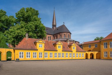 Roskilde, Danimarka - 25 Haziran 2019: Roskilde Katedrali ile Kraliyet Konağı Avlusu ve Lateral Kanadı - Roskilde, Danimarka