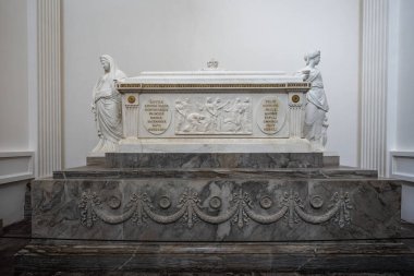 Roskilde, Danimarka - 25 Haziran 2019: Kraliçe Louise Sarcophagus - Roskilde Katedrali Frederik V Şapeli - Roskilde, Danimarka