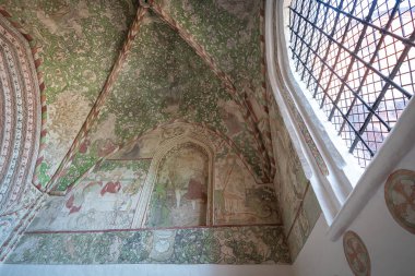 Roskilde, Danimarka - 25 Haziran 2019: Roskilde Katedrali 'ndeki Aziz Birgitta Şapeli' nin dekorasyonu ve tavanı - Roskilde, Danimarka