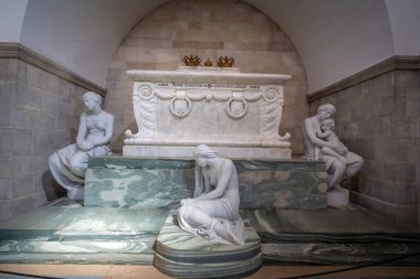 Roskilde, Danimarka - 25 Haziran 2019: Christian IX ve Kraliçe Louise Sarcophagi - Roskilde Katedrali 'ndeki Glucksburger Şapeli - Roskilde, Danimarka