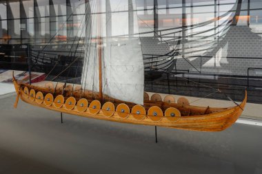 Roskilde, Danimarka - 25 Haziran 2019: Viking Gemi Müzesinde Skuldelev 5 Modeli - Roskilde, Danimarka