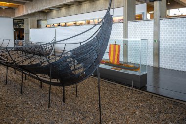 Roskilde, Danimarka - 25 Haziran 2019: Viking Gemi Müzesi İçişleri Skuldelev 2 Gemisi - Roskilde, Danimarka