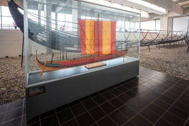 Roskilde, Danimarka - 25 Haziran 2019: Viking Ship Museum Interior 'da Skuldelev 2 Modeli - Roskilde, Danimarka