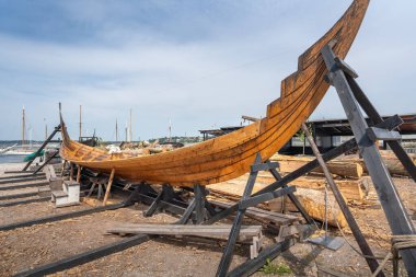 Roskilde, Danimarka - 25 Haziran 2019: Viking Gemi Müzesindeki Yeniden Yapılandırılmış Viking Gemisinin Gövdesi - Roskilde, Danimarka