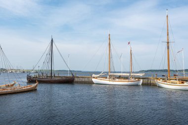 Roskilde, Danimarka - 25 Haziran 2019: Roskilde Limanı yeniden inşa edilmiş Viking gemisi ve yelkenlileri - Roskilde, Danimarka