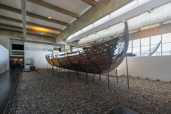 Roskilde, Danimarka - 25 Haziran 2019: Skuldelev 1 Ship Museum Interior - Roskilde, Danimarka