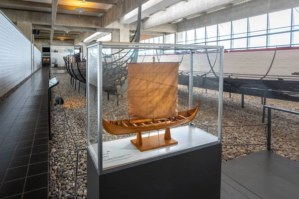 Roskilde, Danimarka - 25 Haziran 2019: Viking Gemi Müzesinde Skuldelev 6 Modeli - Roskilde, Danimarka