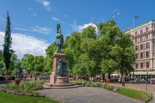 Helsinki, Finlandiya - 30 Haziran 2019: Johan Ludvig Runeberg Esplanadi Park - Helsinki, Finlandiya