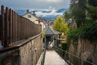 Stadtkirche Kilisesi yakınlarındaki merdivenler ve Pavyon - Thun, İsviçre