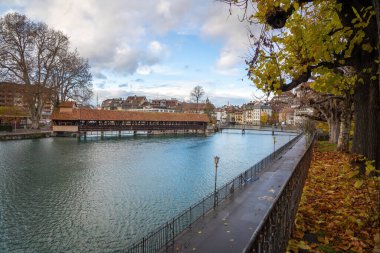 Lower Lock Köprüsü (Untere Schleuse Brucke) ve Aare Nehri - Thun, İsviçre