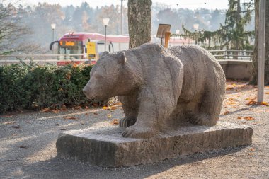 Bern, İsviçre - 25 Kasım 2019: Robert Hainard 'ın Ayı Heykeli - Bern, İsviçre