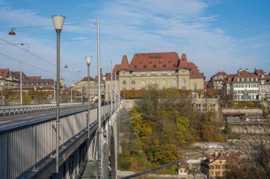 Bern, İsviçre - 25 Kasım 2019 Kirchenfeld Köprüsü ve Kumarhane Bern, İsviçre