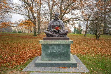 Cenevre, İsviçre - 5 Aralık 2019: Mahatma Gandhi Heykeli - Cenevre, İsviçre