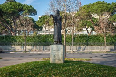 Lozan, İsviçre - 4 Aralık 2019: Belçika Keşif Anıtı (Grateful Belçika) Ernest Wijnants - Lozan, İsviçre