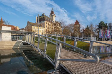 Lozan, İsviçre - 4 Aralık 2019: Place de la Navigation Square ve Hotel Aulac Building - Lozan, İsviçre