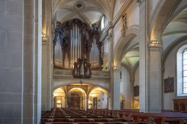 Lucerne, İsviçre - 27 Kasım 2019: St. Leodegar Boru Organı Kilisesi - Lucerne, İsviçre