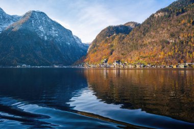 Hallstatt Gölü ve Alp Dağları 'nın olduğu kasaba manzarası - Hallstatt, Avusturya