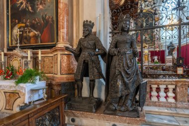 Innsbruck, Avusturya - 15 Kasım 2019: Kraliçe Joanna ve Kral II. Ferdinand 'ın Hofkirche (Mahkeme Kilisesi) - Innsbruck, Avusturya