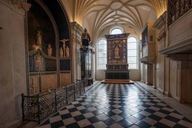 Innsbruck, Avusturya - 15 Kasım 2019: Silver Chapel Arşidük II. Ferdinand 'ın Mezarı - Hofkirche (Mahkeme Kilisesi) - Innsbruck, Avusturya