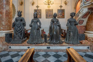 Innsbruck, Avusturya - 15 Kasım 2019: Lüksemburg 'lu Elizabeth' in heykelleri, Burgundy 'li Mary, Karintiya' lı Elizabeth ve Hofkirche Kilisesi 'ndeki Arşidüşes Kunigunde - Innsbruck, Avusturya