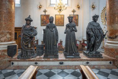 Innsbruck, Avusturya - 15 Kasım 2019: Arşidüşes Cymburgis, Savoy Margaret, Bianca Maria Sforza ve Arşidük Sigismund Hofkirche Kilisesi - Innsbruck, Avusturya