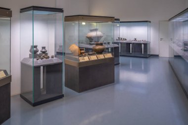Innsbruck, Avusturya - 15 Kasım 2019: Ferdinandeum Arkeoloji Sergi Odası - Tyrolean Devlet Müzesi - Innsbruck, Avusturya