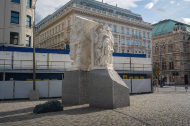 Viyana, Avusturya - 10 Ekim 2019: Şiddet Heykeli Anıtı Savaş ve faşizme karşı Alfred Hrdlicka 'nın Albertinaplatz - Viyana, Avusturya