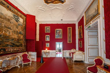 Salzburg, Avusturya - 9 Kasım 2019: Yatak odası - DomQuartier Müzelerinin Residenz bölümünün Devlet Odaları - Salzburg, Avusturya