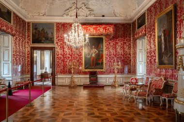 Salzburg, Avusturya - 09 Kasım 2019: Taht Odası - DomQuartier Müzelerinin Residenz bölümünün Devlet Odaları - Salzburg, Avusturya
