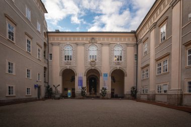 Salzburg, Avusturya - 9 Kasım 2019: Salzburg Konutları Avlusu - Salzburg, Avusturya