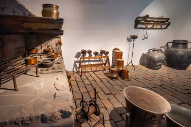 Salzburg, Avusturya - 12 Kasım 2019: Hohensalzburg Kalesi 'ndeki Ortaçağ Mutfağı - Salzburg, Avusturya