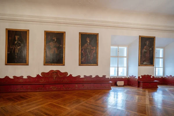 ザルツブルク オーストリア Nov September 2019 ハプスブルク皇帝肖像画を持つ皇帝ホール ドムカルティエ美術館の一部のレジデンツ州の部屋 ザルツブルク オーストリア — ストック写真