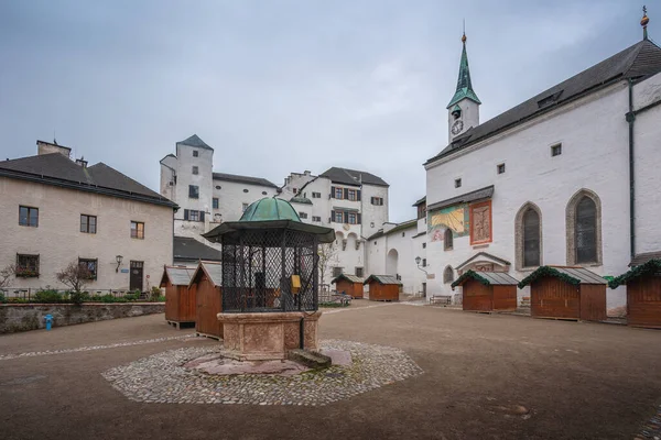Salzburg Österrike Nov 2019 Hohensalzburgs Fästningsgård Med Cistern Och George — Stockfoto