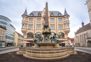 Erfurt, Almanya - 18 Ocak 2020: Öfke Çeşmesi (Angerbrunnen) - Erfurt, Almanya