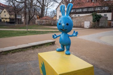 Erfurt, Almanya - 18 Ocak 2020: Kikaninchen - KiKa Karakter Heykeli - Erfurt, Almanya