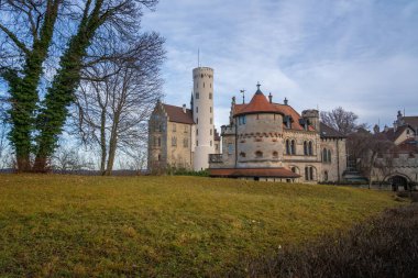 Baden-Wurttemberg, Almanya - 16 Aralık 2019: Lichtenstein Kalesi - Lichtenstein, Almanya