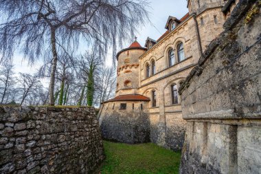 Baden-Wurttemberg, Almanya - 16 Aralık 2019: Lichtenstein Şatosu 'ndaki Mathilda Kulesi ve Gero Binası - Lichtenstein, Almanya