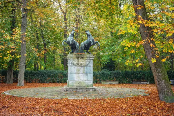ドイツ ミュンヘン Nov 2019 バイエルンパークのジョージ ローマーによる野生の馬の彫刻 ミュンヘン バイエルン ドイツ — ストック写真