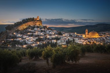 Montefrio şehrinin geceleri hava manzarası - Montefrio, Granada Eyaleti, Endülüs, İspanya