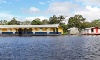 Rio Negro 'da Yüzen Evler veya Stilt Evleri - Amazonlar, Brezilya